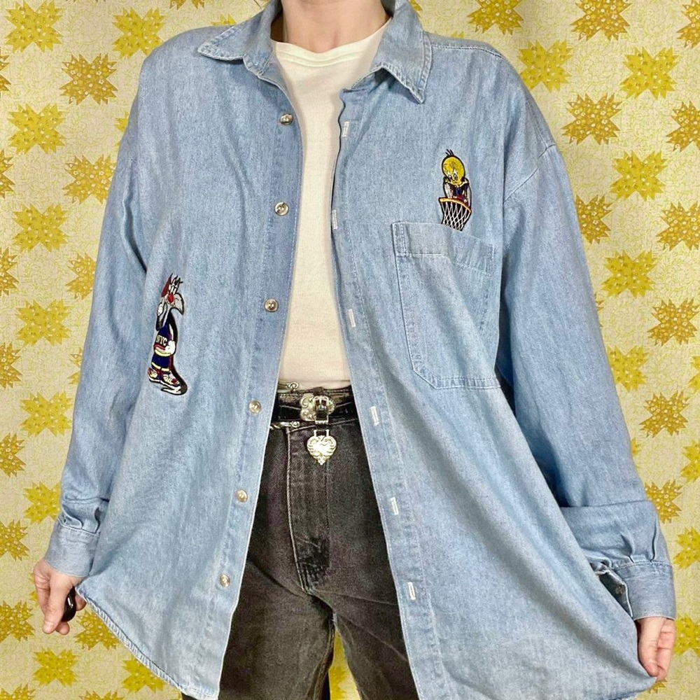 Vintage ‘92 blue chambray Sylvester & Tweety basketball long sleeve button up 🏀